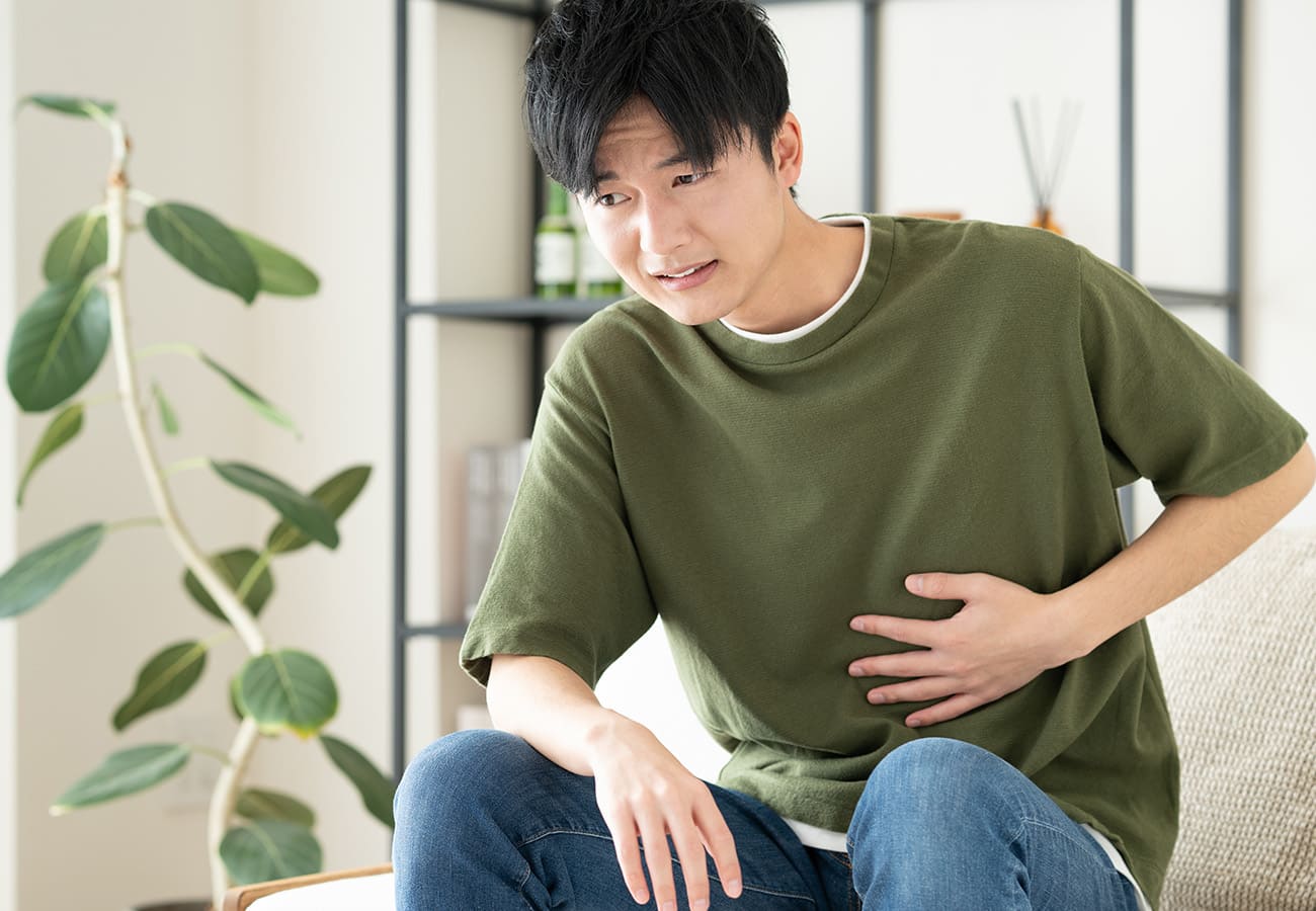 胃痛の男性